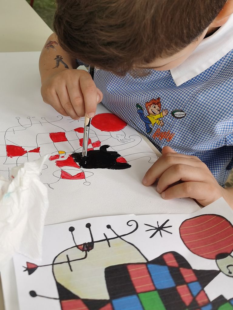 bambino disegna